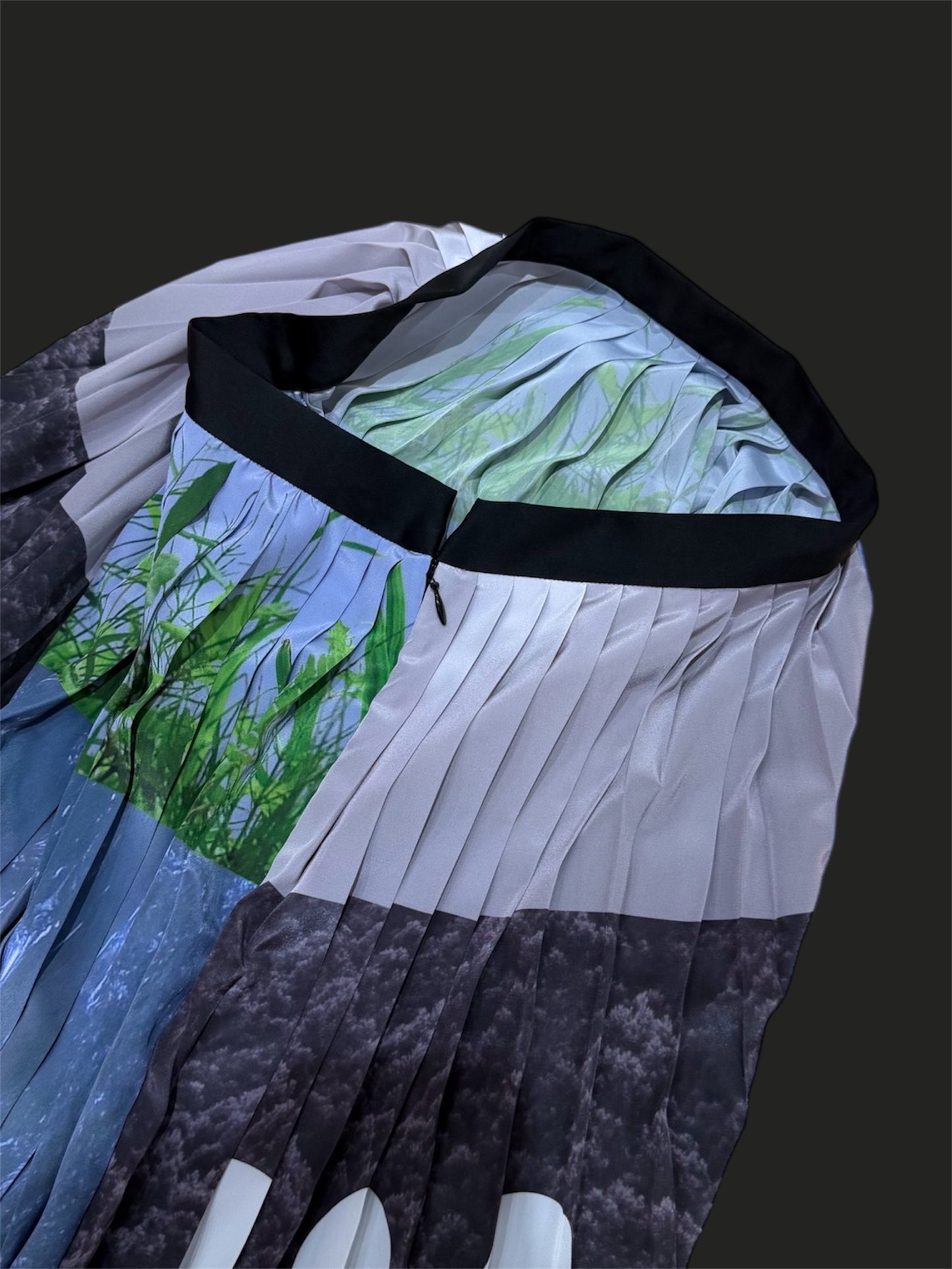 〔rich〕Collage print pleats skirt「断片の中をすべる風」