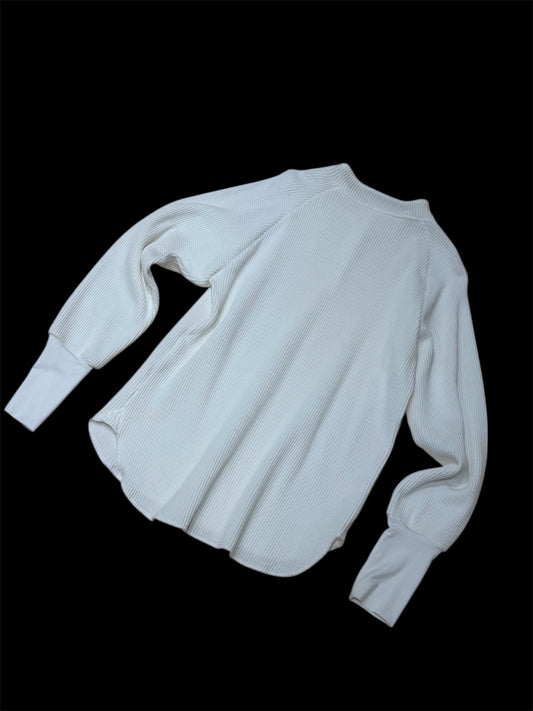 〔louise〕Hook thermal tops「部屋と街のあいだを繋ぐかたち」