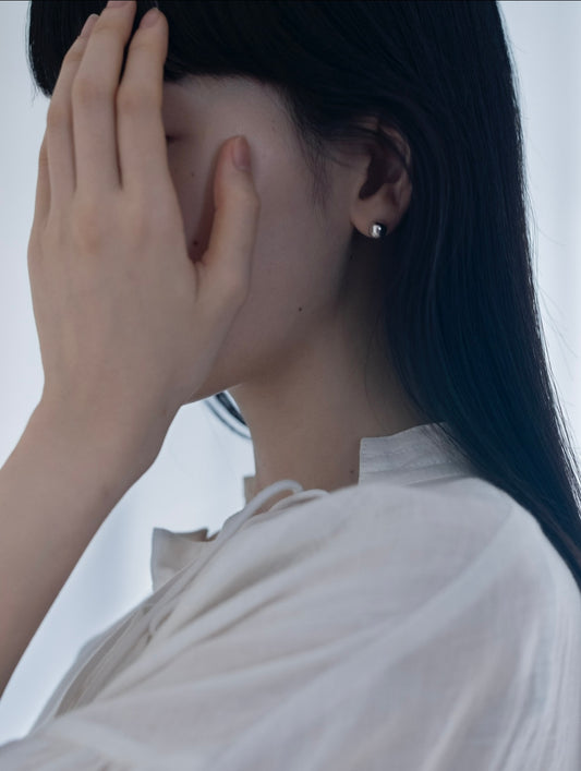 〔small article〕Alazan piercing (1piece)「静かに浮かぶ銀の粒」