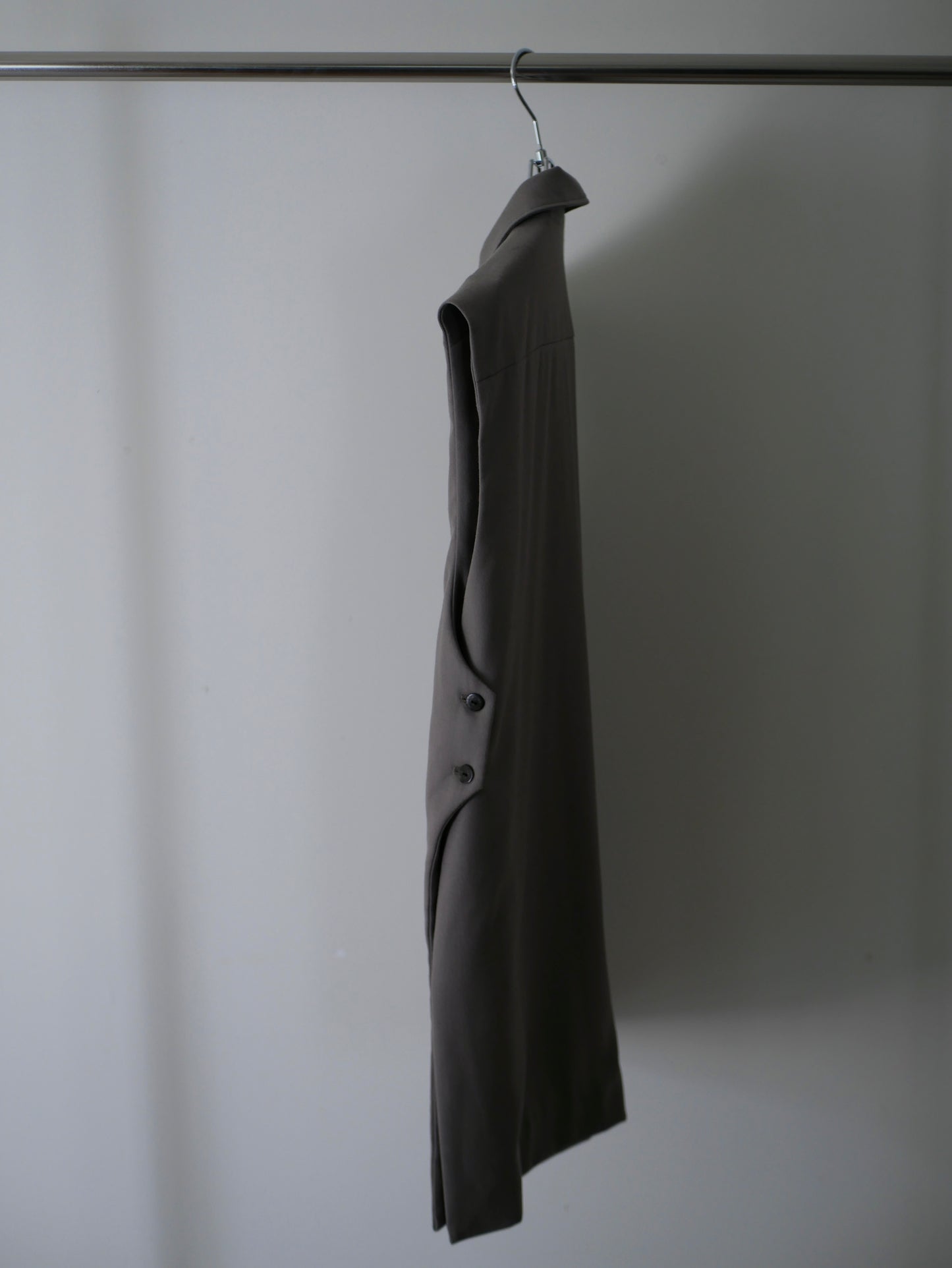 【Last one】〔plain〕 Slit inner vest