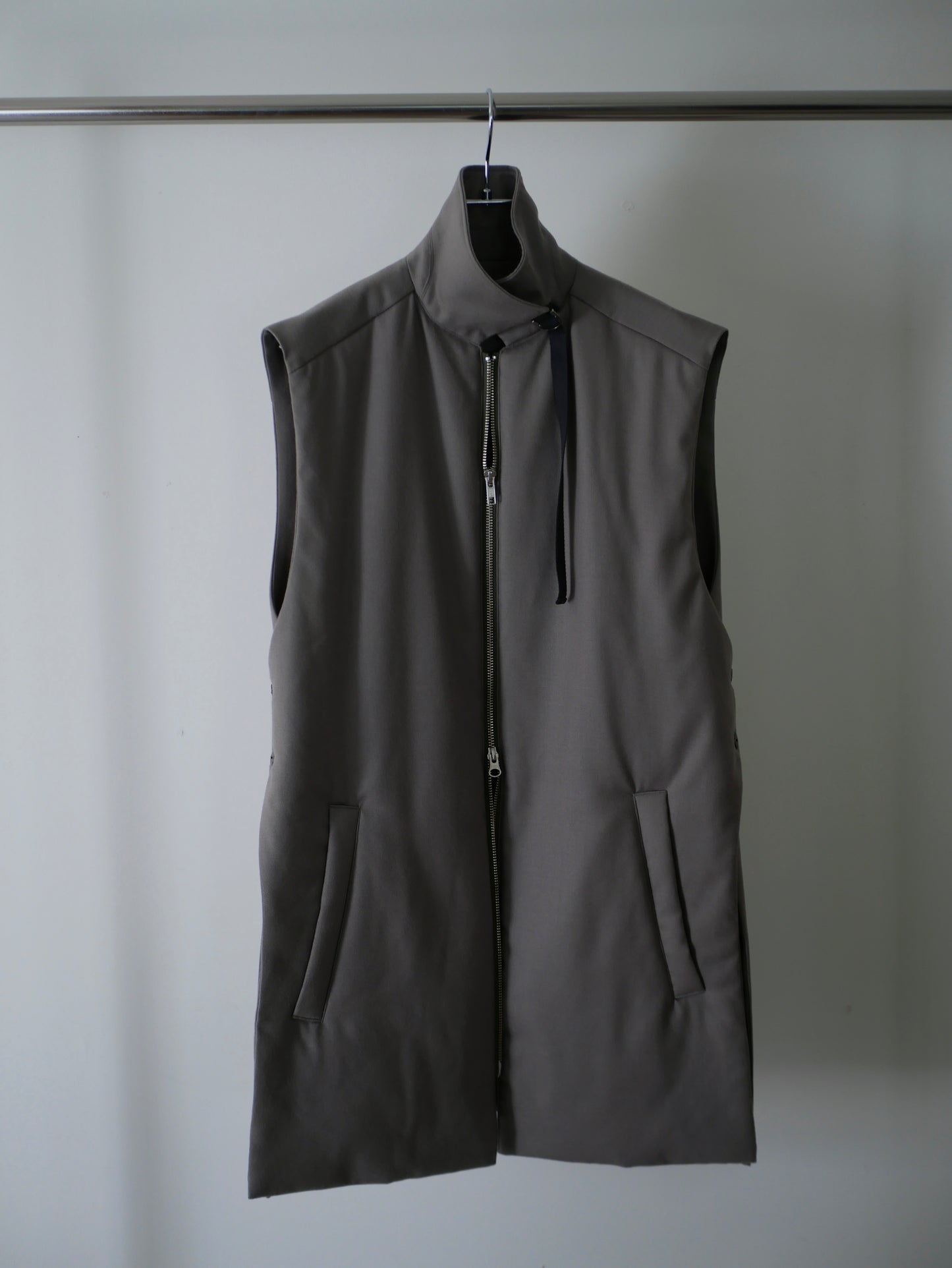 【Last one】〔plain〕 Slit inner vest