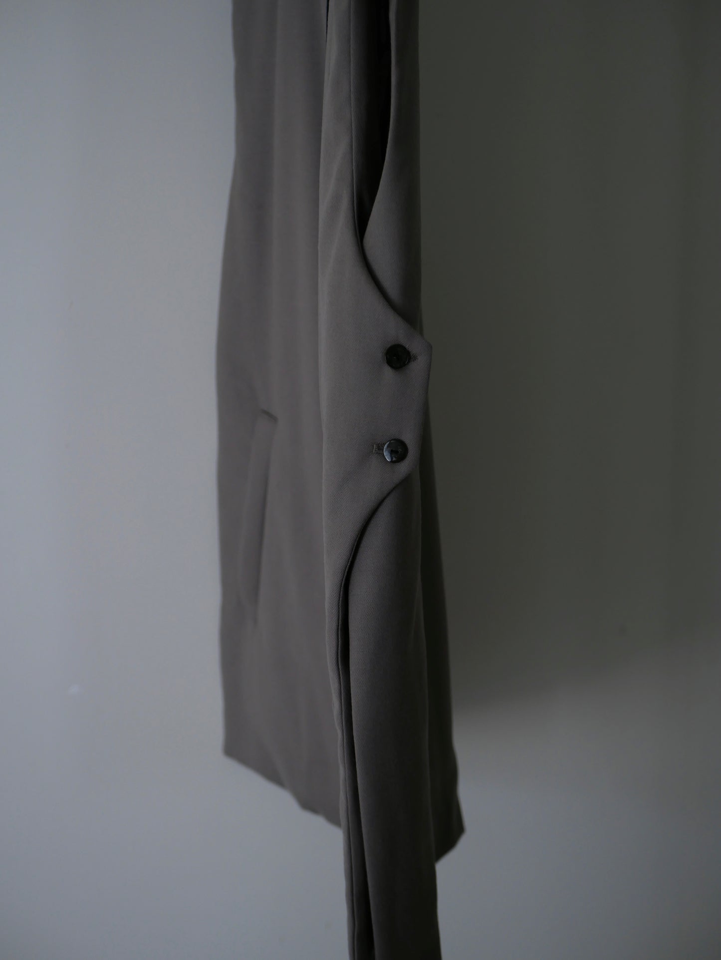 【Last one】〔plain〕 Slit inner vest