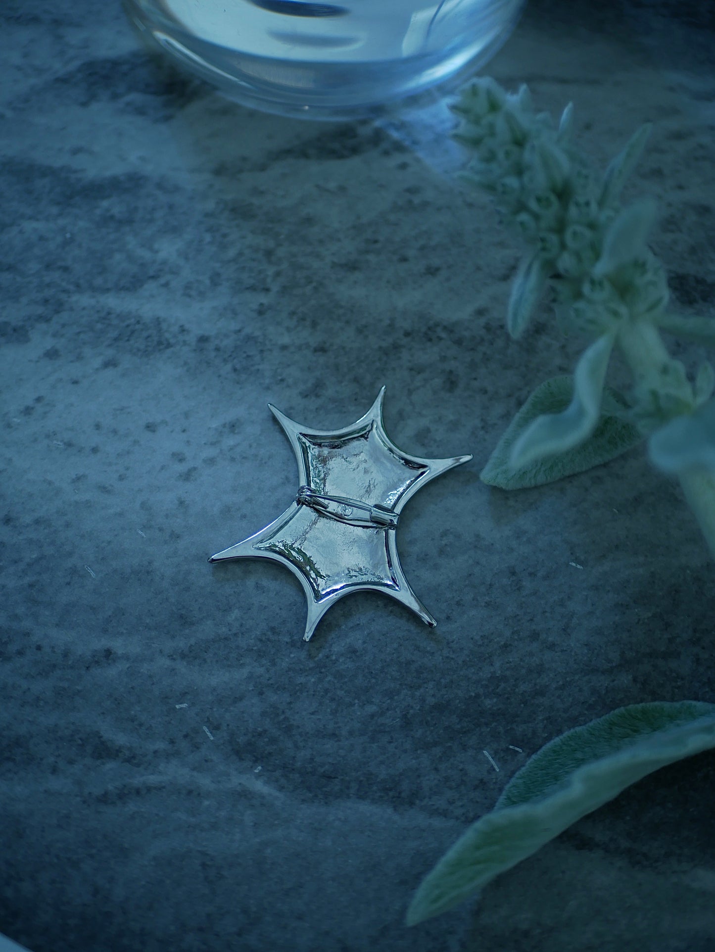 【〜8/31迄受付】 Scoop light brooch 〔small article〕【受注生産】「すくい取った光の断片」