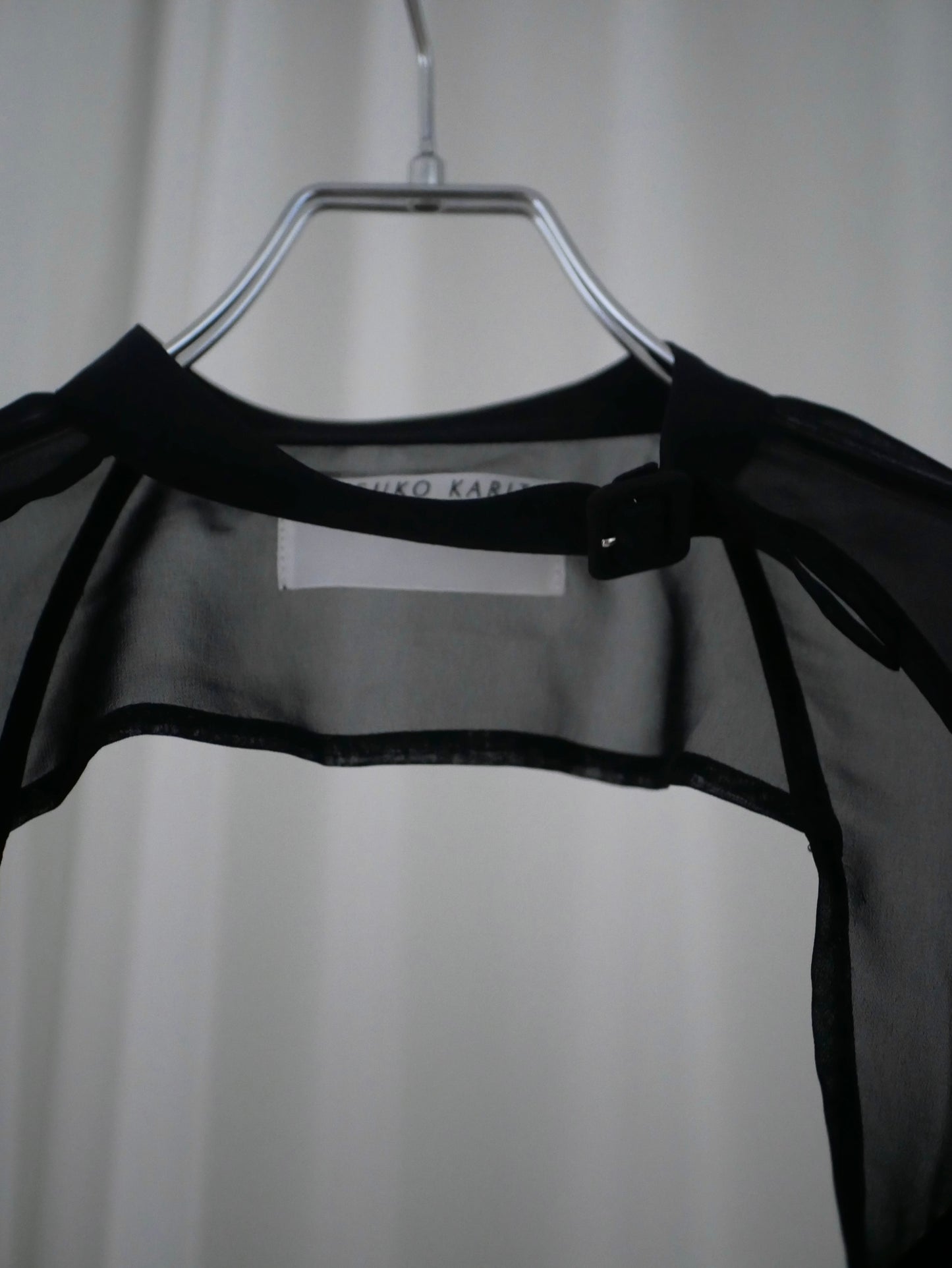 〔plain〕Arm cape tops〔cover〕「肌を透かす軽やかさ」