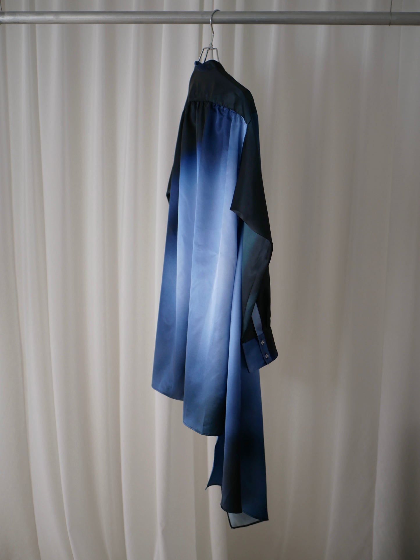 〔rich〕Coolness shirt one-piece「光をまとい、影と遊ぶ」
