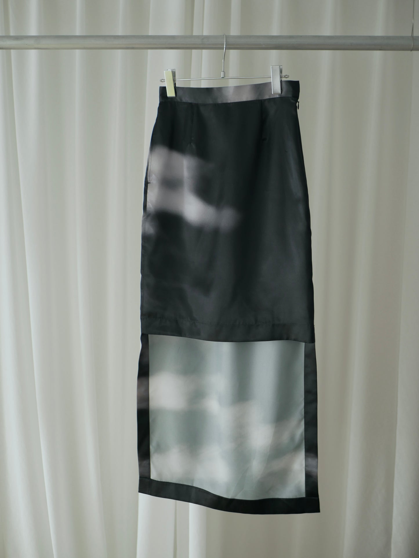 〔rich〕Dripping tight skirt (Print)「光をすべらせ、輪郭を遊ぶ」