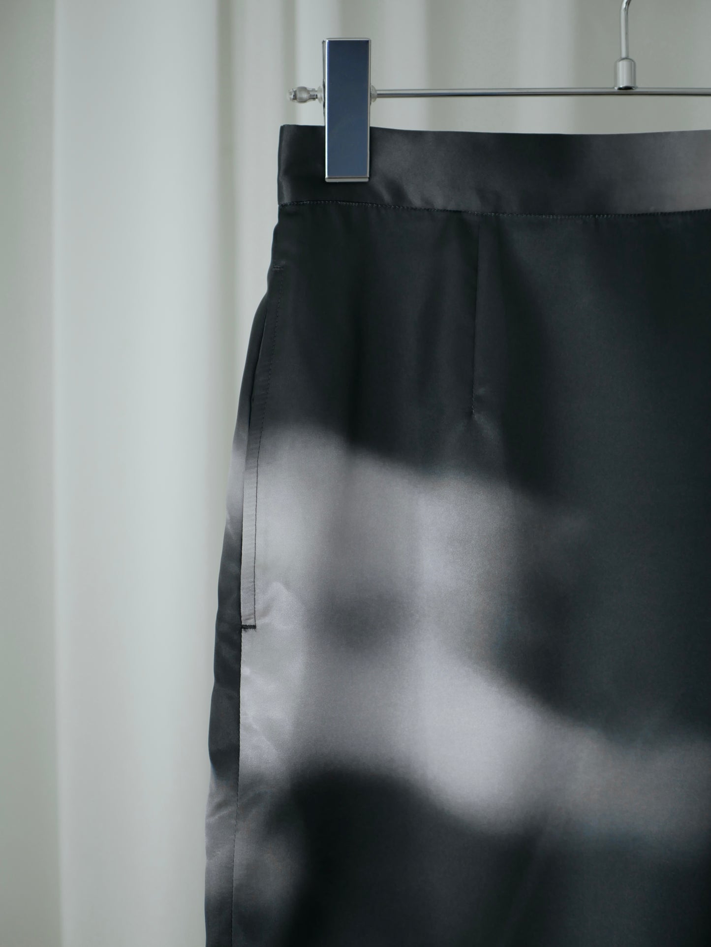 〔rich〕Dripping tight skirt (Print)「光をすべらせ、輪郭を遊ぶ」