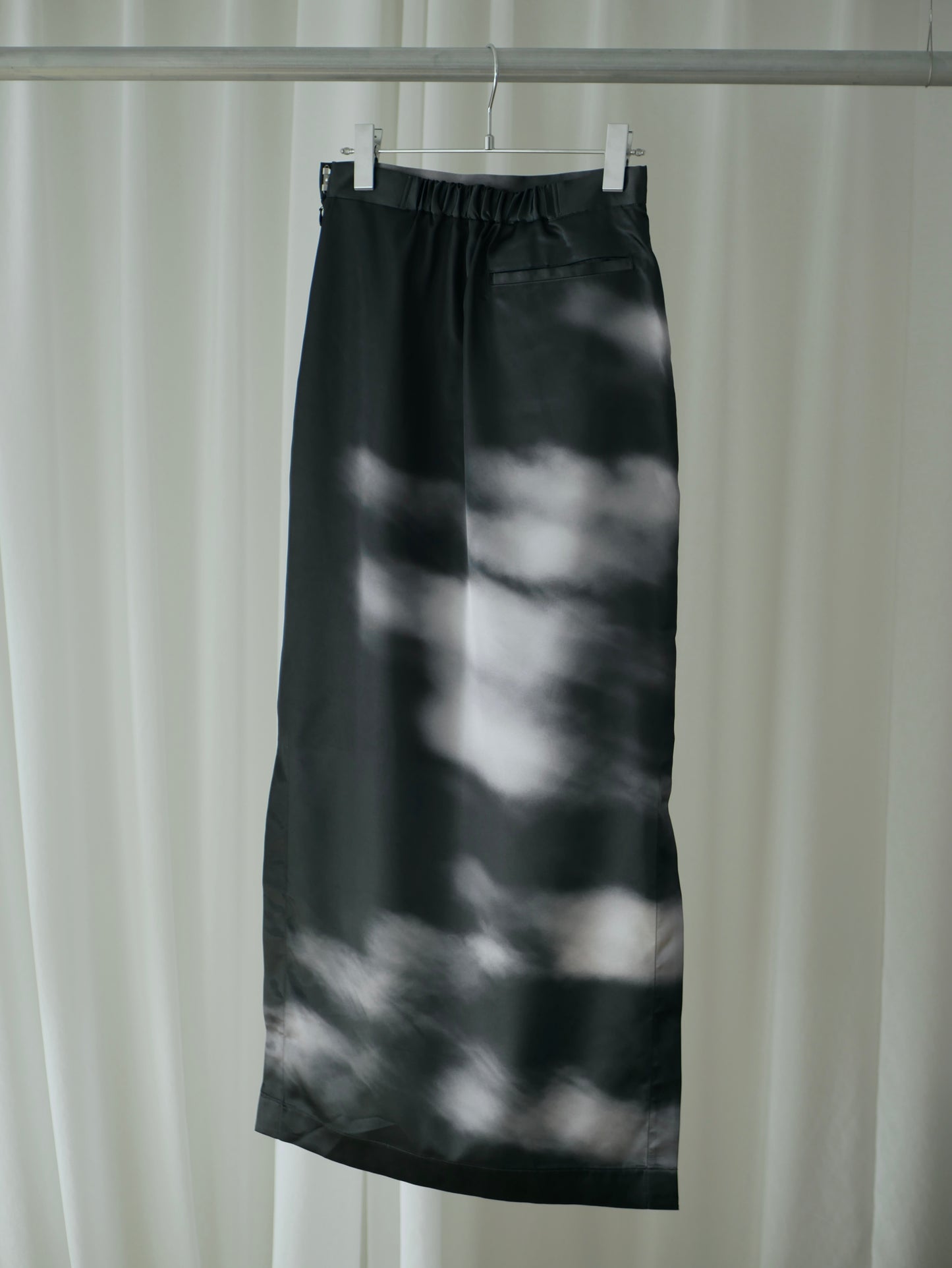 〔rich〕Dripping tight skirt (Print)「光をすべらせ、輪郭を遊ぶ」