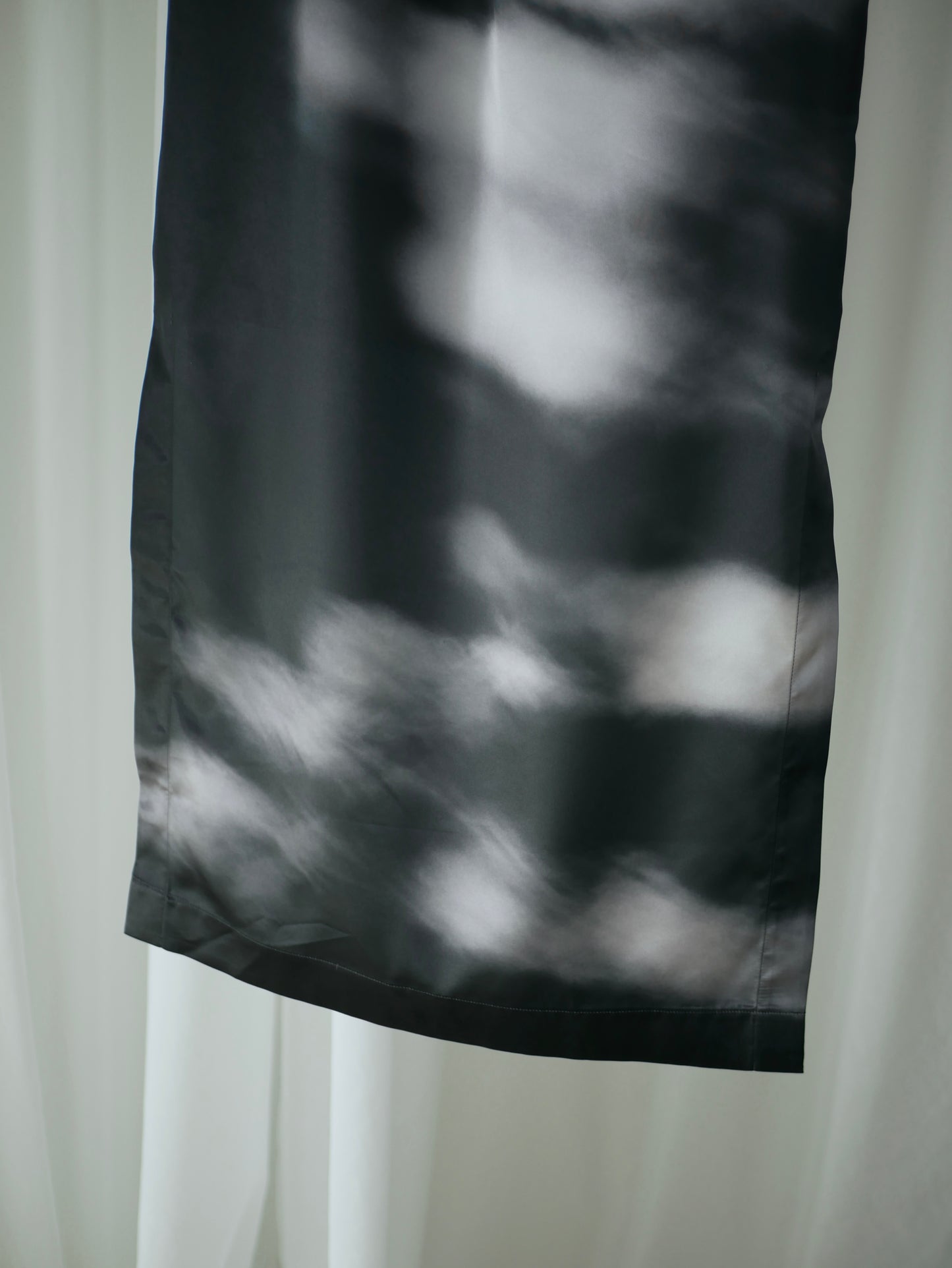 〔rich〕Dripping tight skirt (Print)「光をすべらせ、輪郭を遊ぶ」