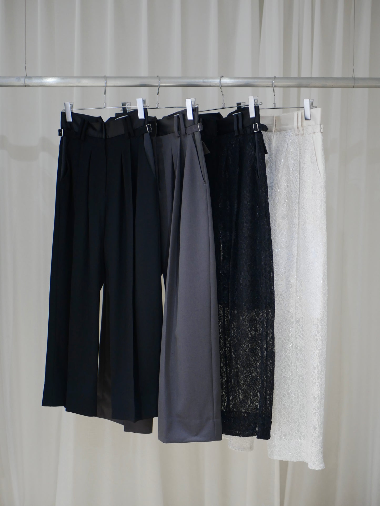 〔plain〕Satin tuck slacks・Purple gray「端正な静けさを装う」