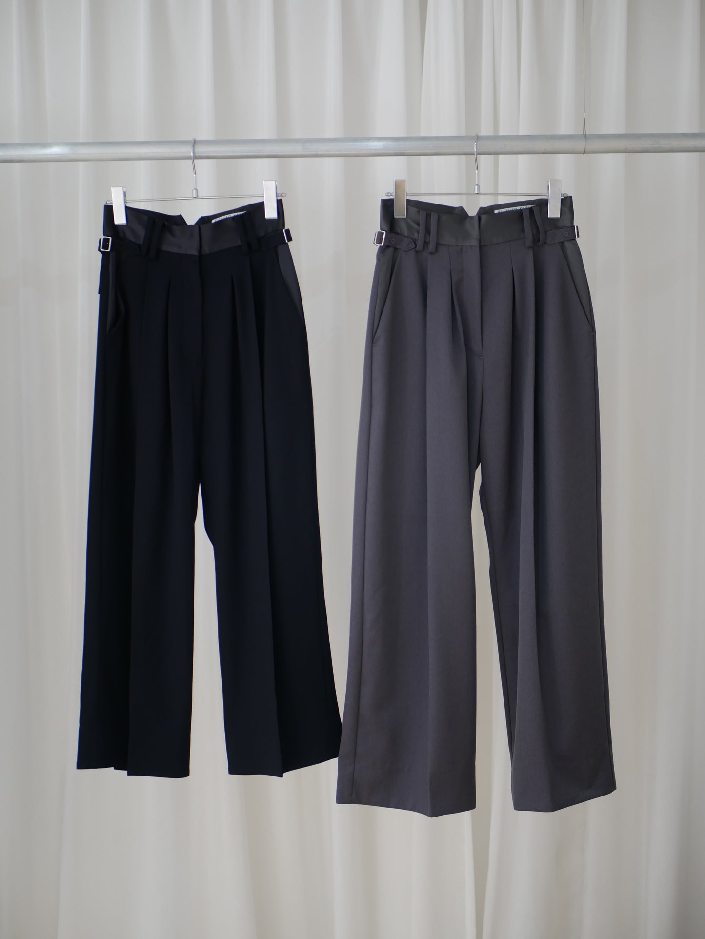 〔plain〕Satin tuck slacks・Purple gray「端正な静けさを装う」