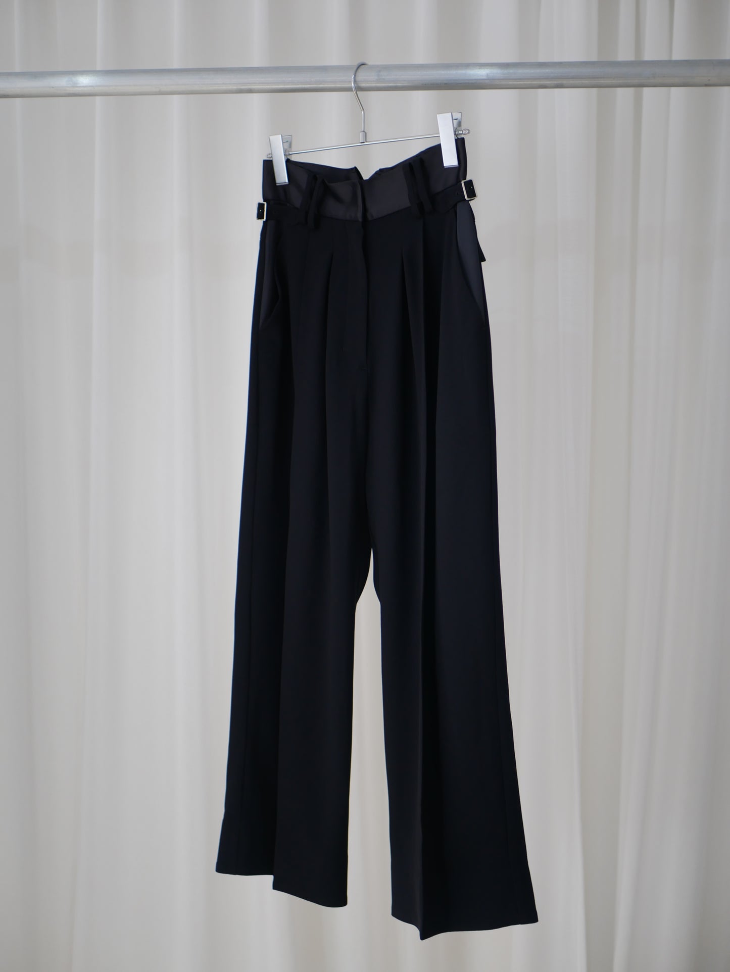 〔plain〕Satin tuck slacks〔plain〕Black「軽やかに潔く」