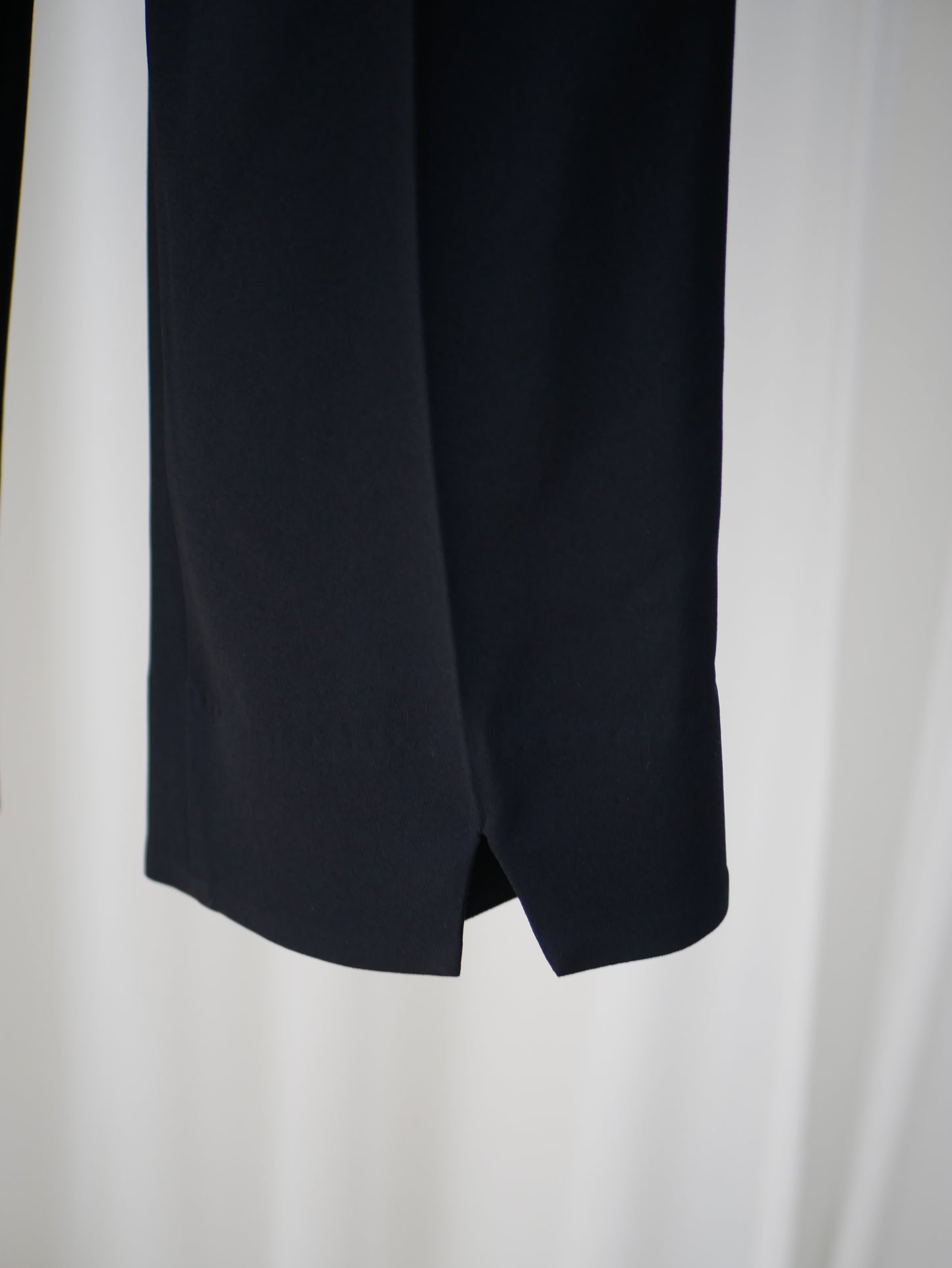 〔plain〕Satin tuck slacks〔plain〕Black「軽やかに潔く」