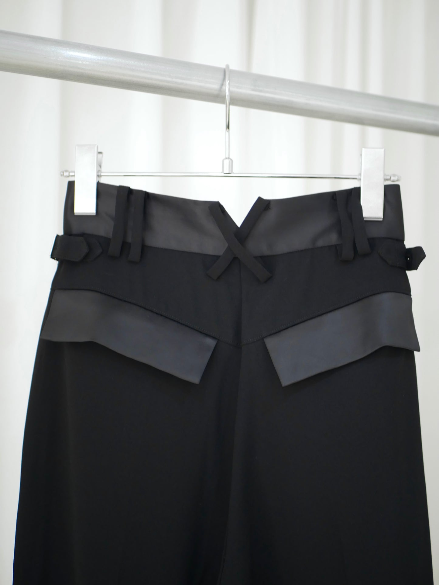 〔plain〕Satin tuck slacks〔plain〕Black「軽やかに潔く」