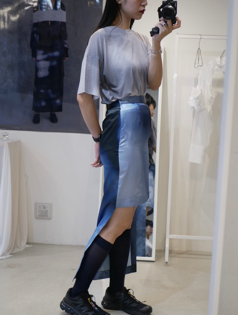 〔rich〕Dripping tight skirt (Print)「光をすべらせ、輪郭を遊ぶ」