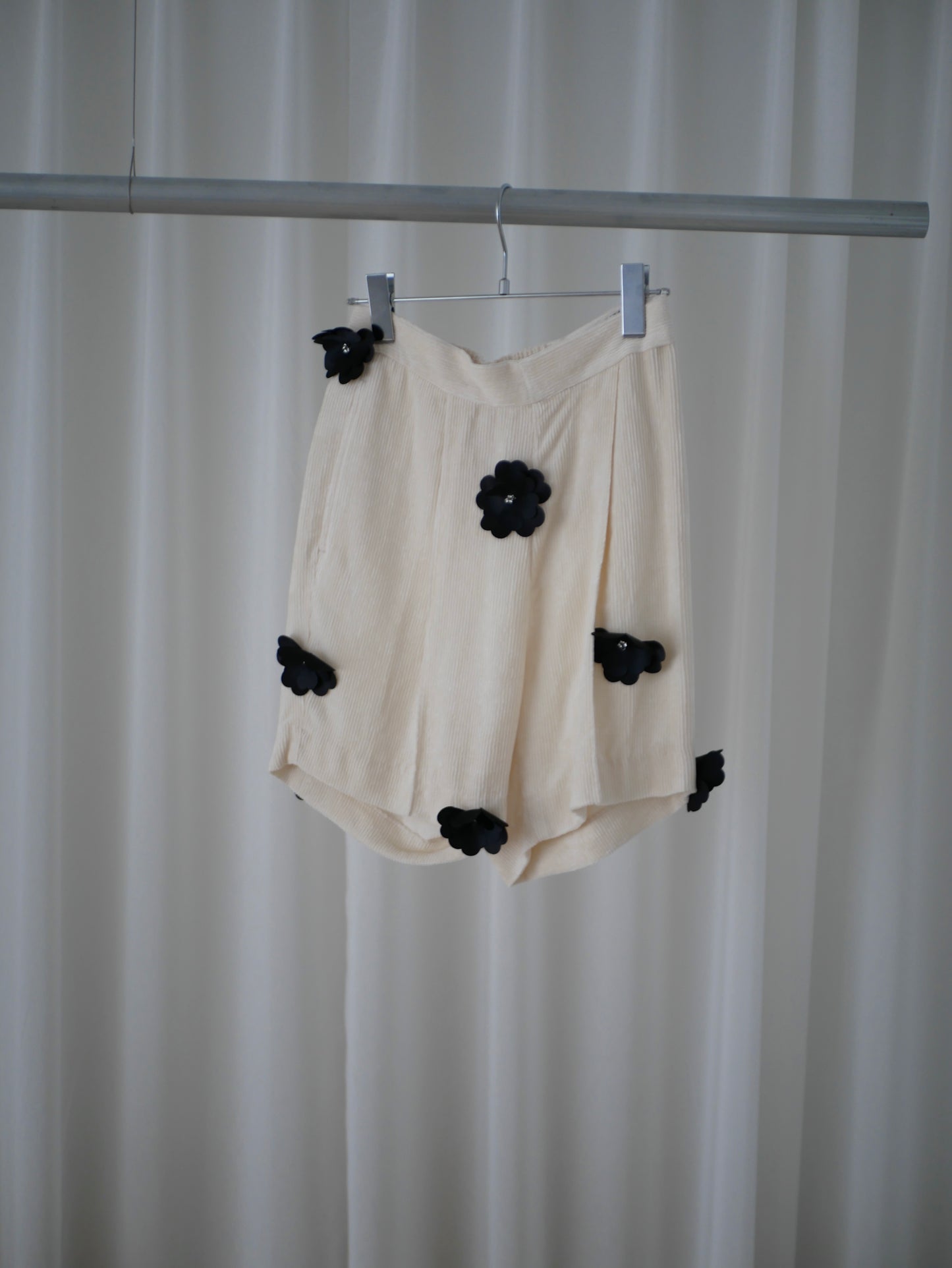 〔rich〕Black flower short pants