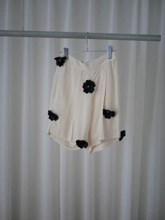 〔rich〕Black flower short pants「軽やかに咲く黒の余白」