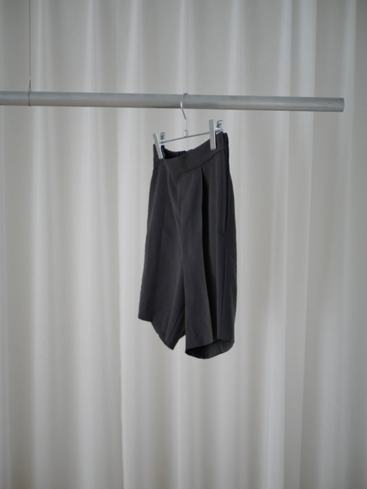 〔plain〕Plain short pants 「静けさを纏う足元」