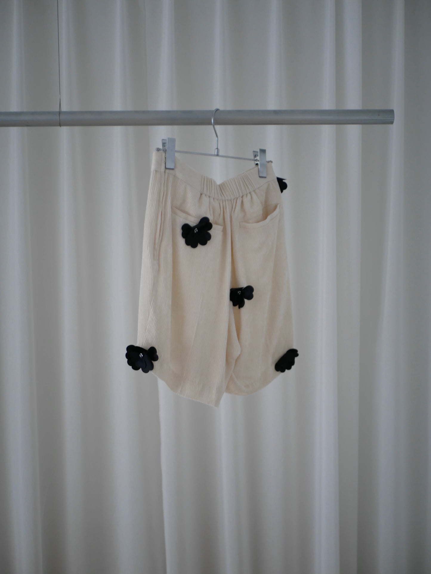 〔rich〕Black flower short pants