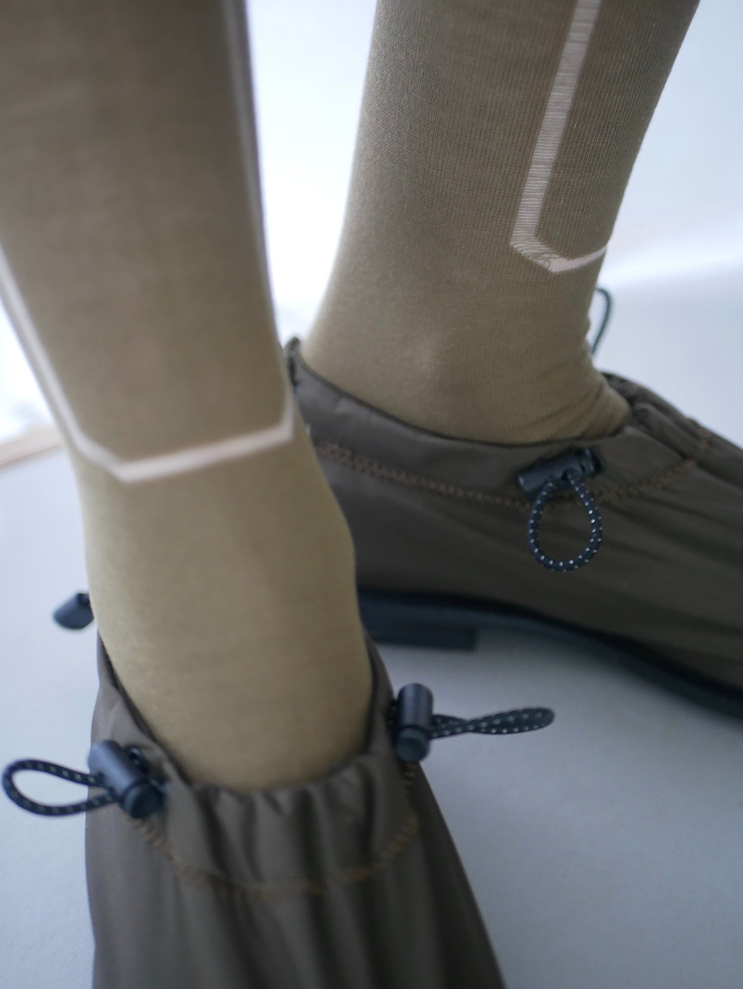 〔plain〕 Frame high socks