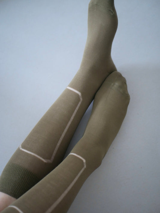 〔plain〕 Frame high socks「足もとに、静かな額装を」