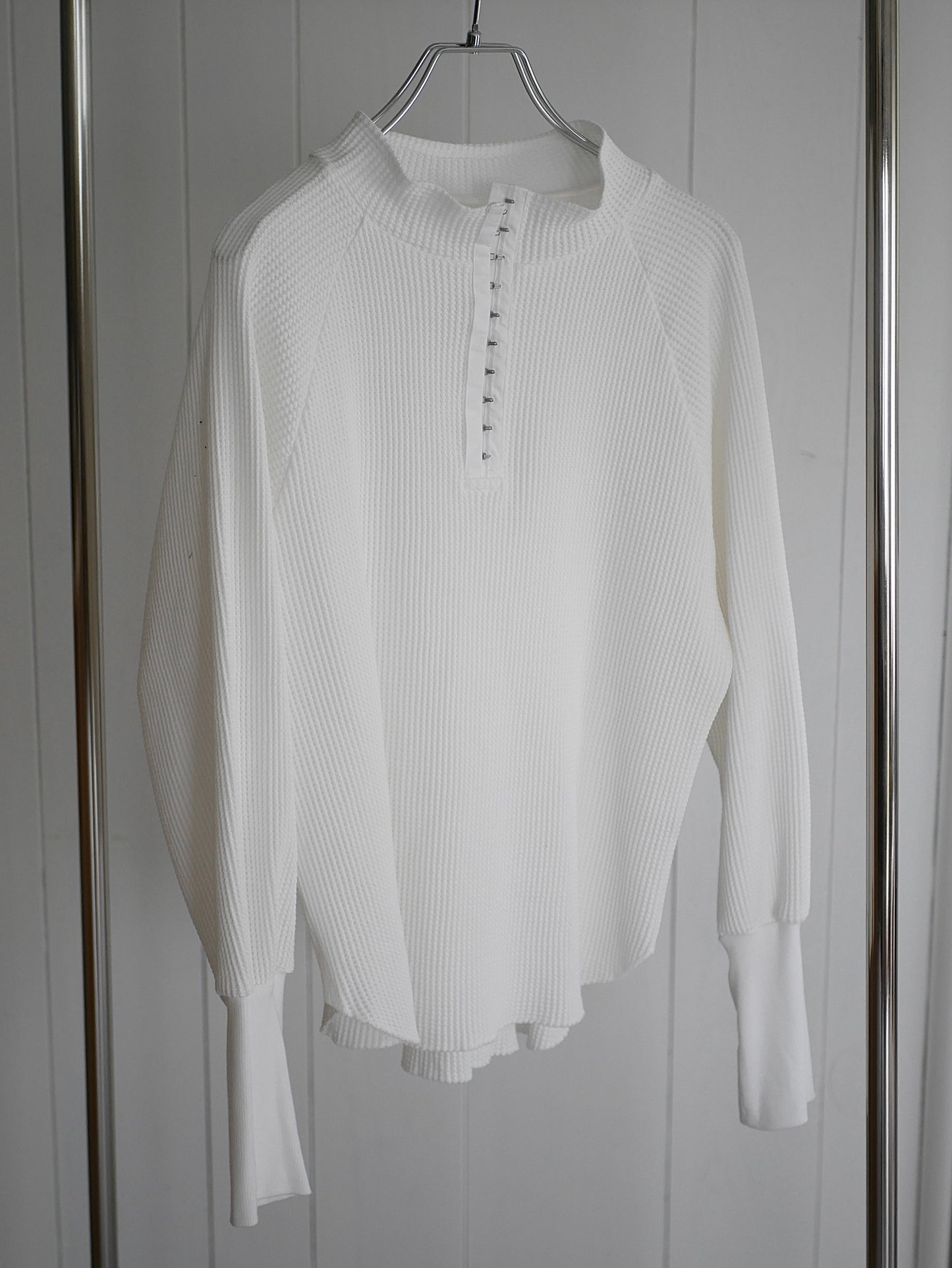 〔louise〕Hook thermal tops「部屋と街のあいだを繋ぐかたち」