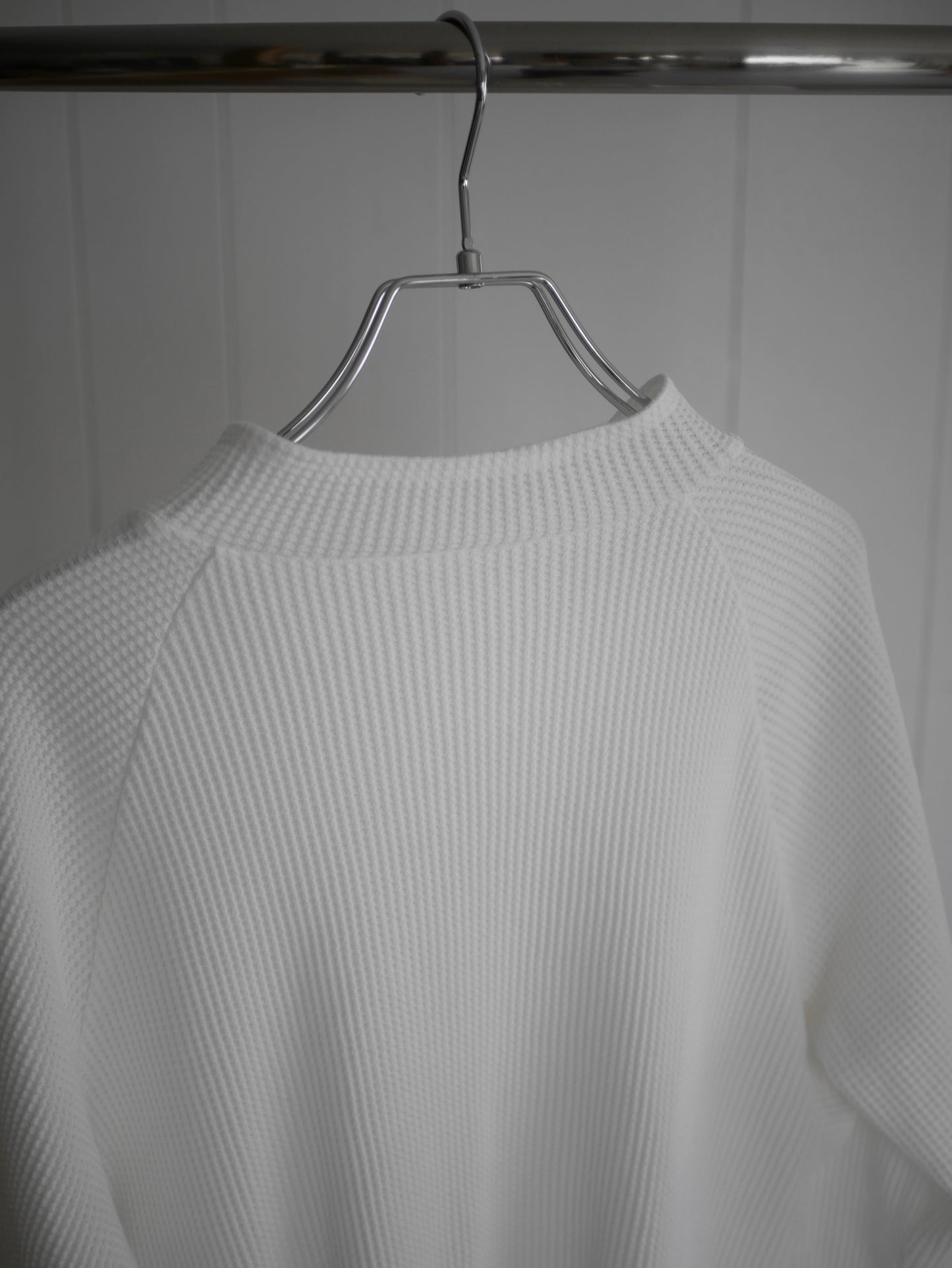 〔louise〕Hook thermal tops「部屋と街のあいだを繋ぐかたち」