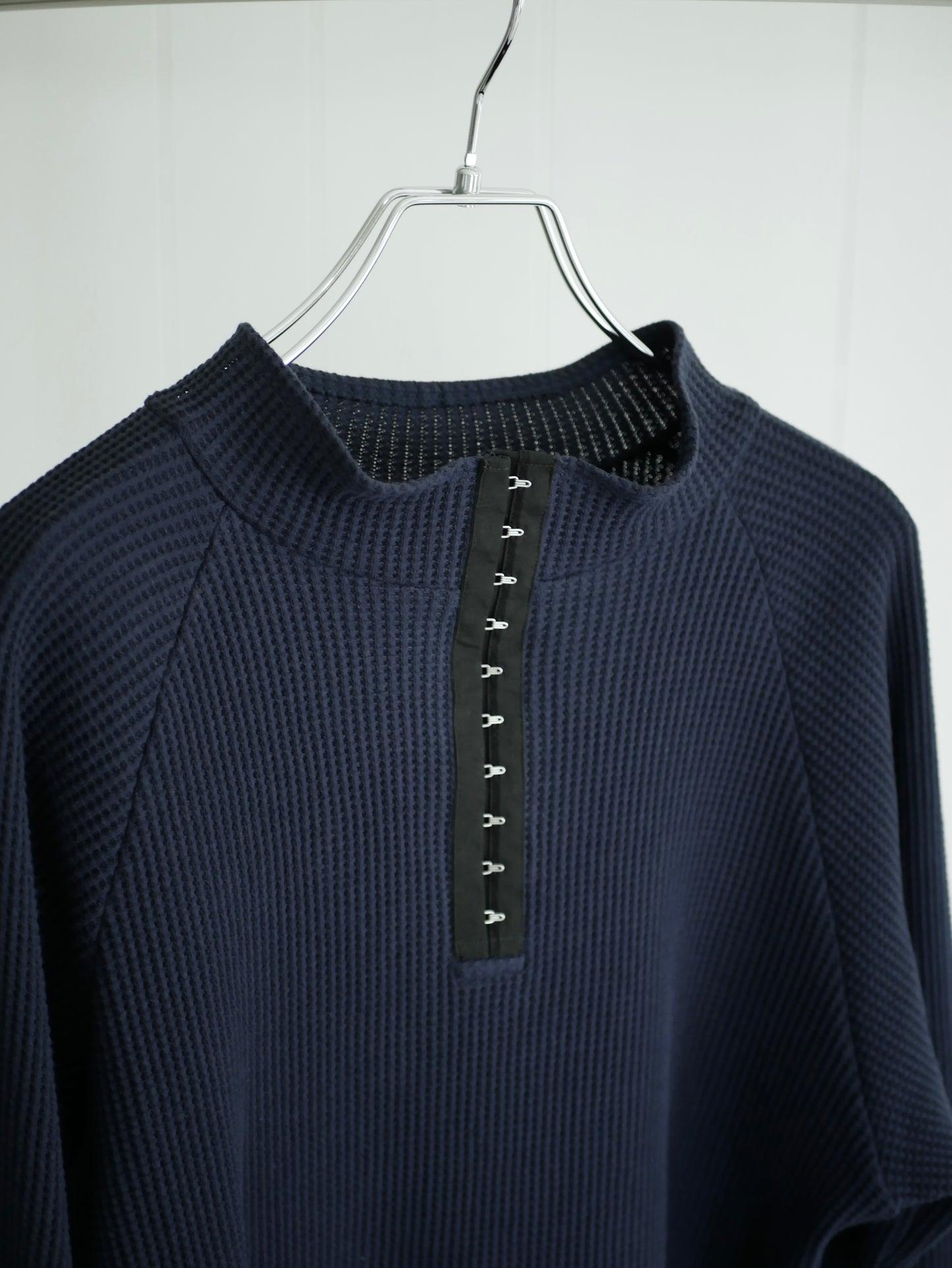 〔louise〕Hook thermal tops「部屋と街のあいだを繋ぐかたち」