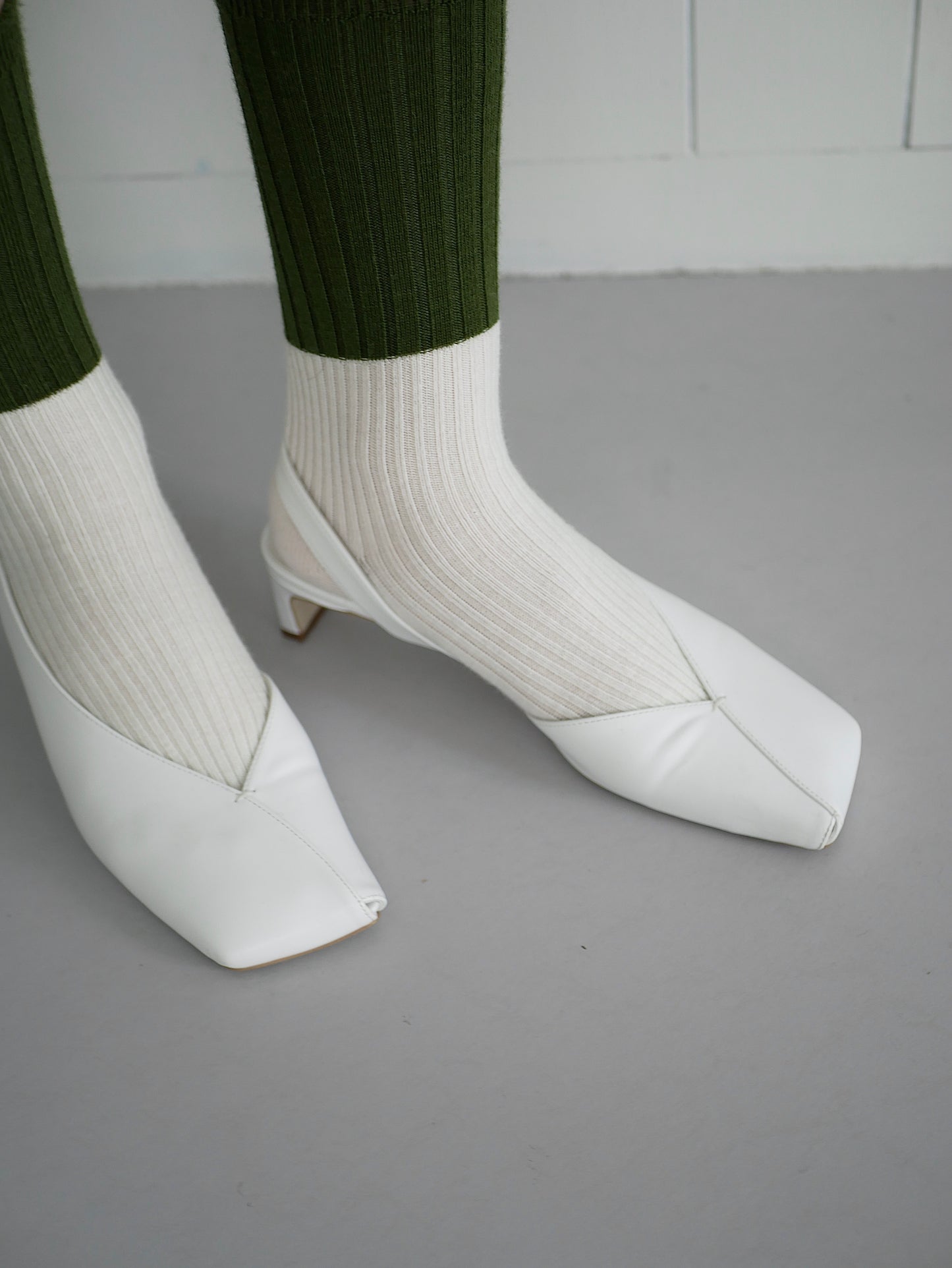 〔plain〕Two tone wool rib socks「色を忍ばせる、冬の足元」