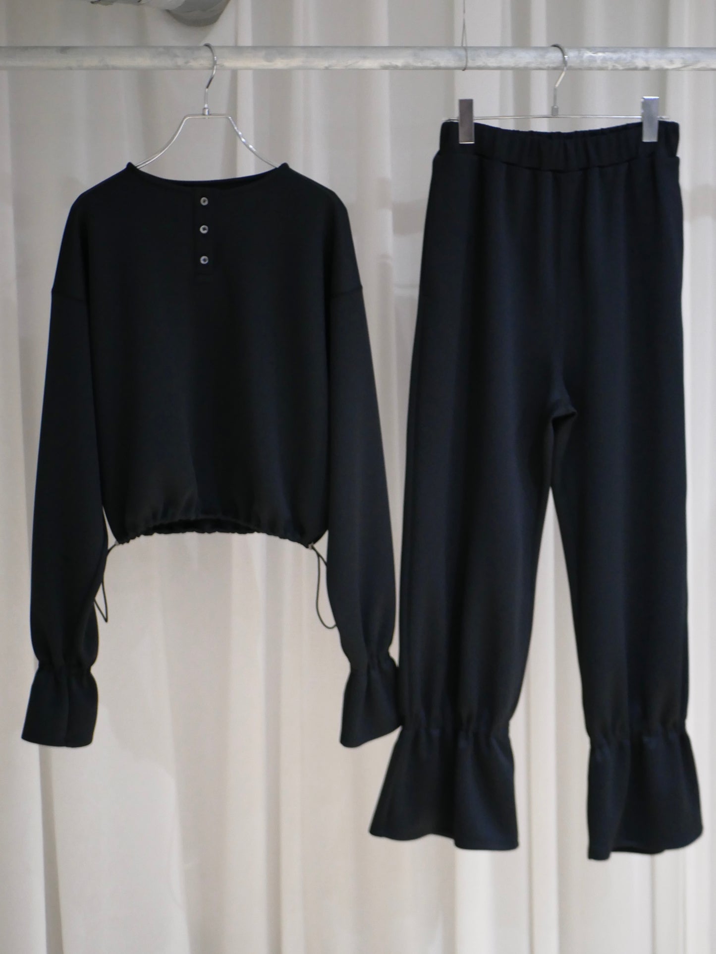 5B.〔内金50％支払い〕Louise flare pullover〔louise〕【受注販売】Black