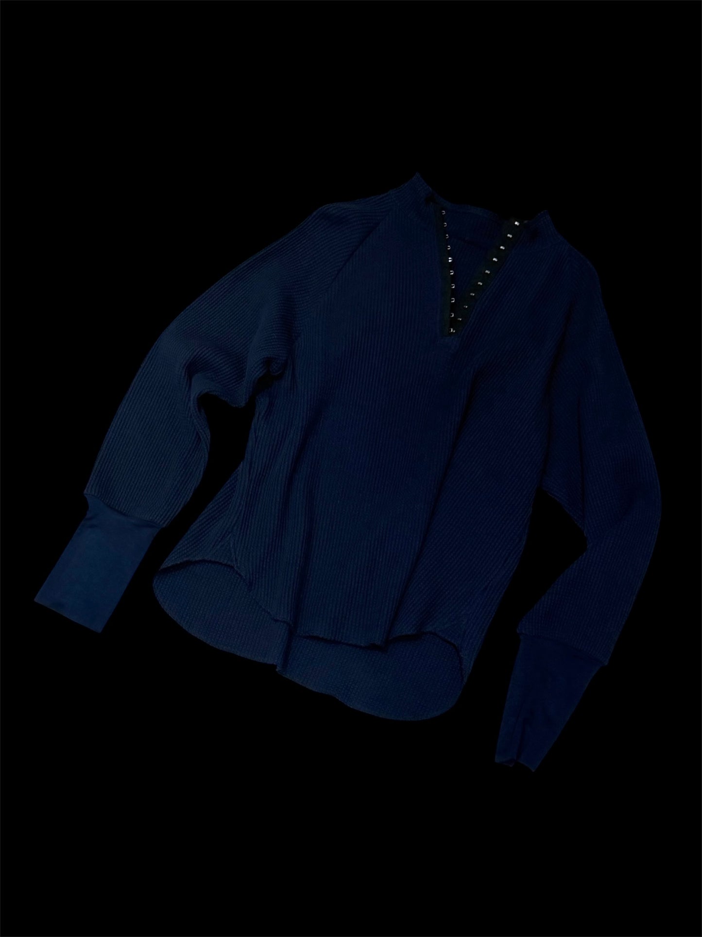 [louise] Hook thermal tops "A form that connects the room and the city"