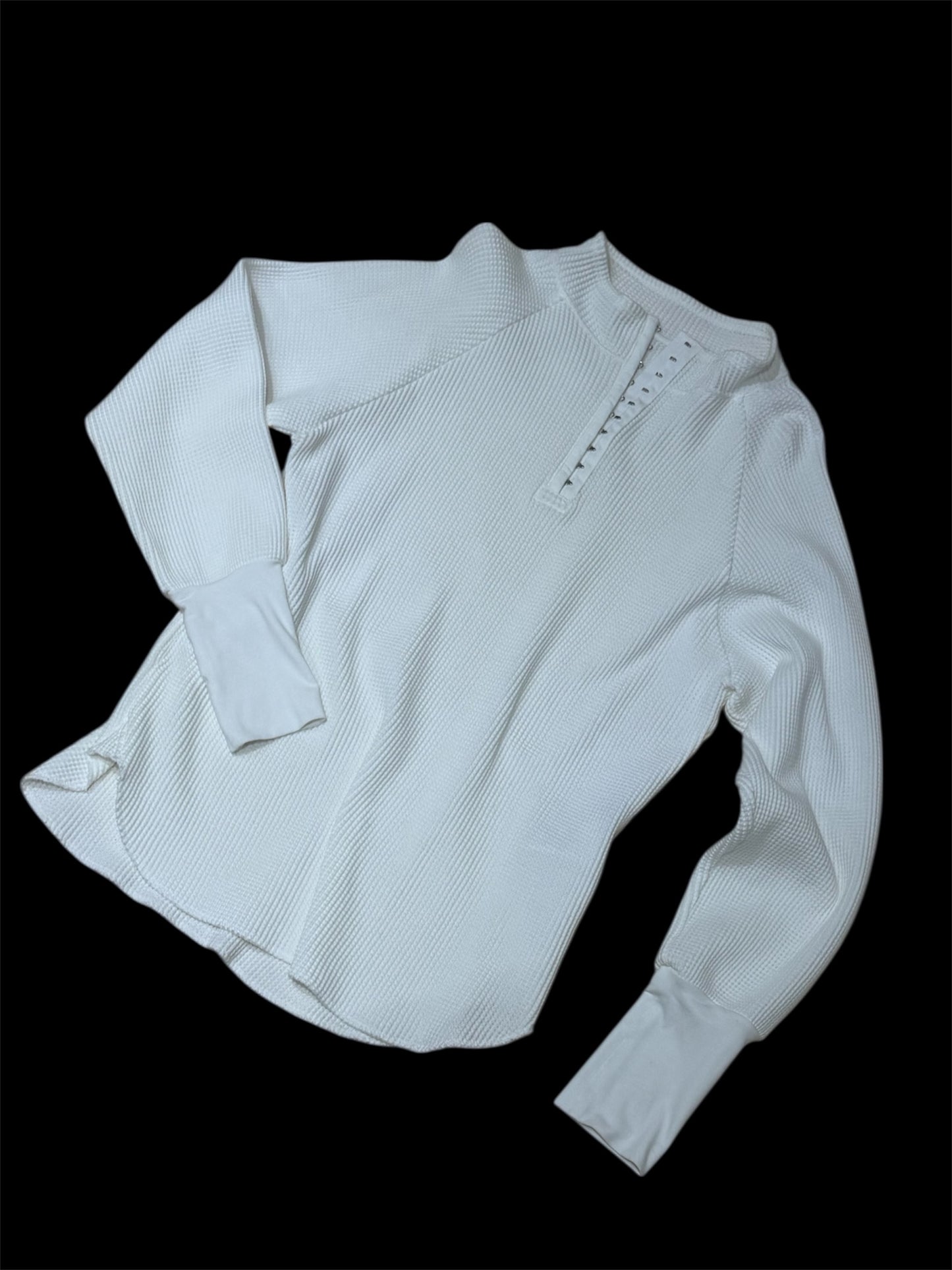 [louise] Hook thermal tops "A form that connects the room and the city"