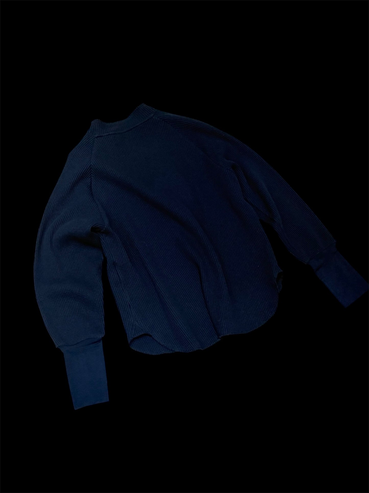 [louise] Hook thermal tops "A form that connects the room and the city"