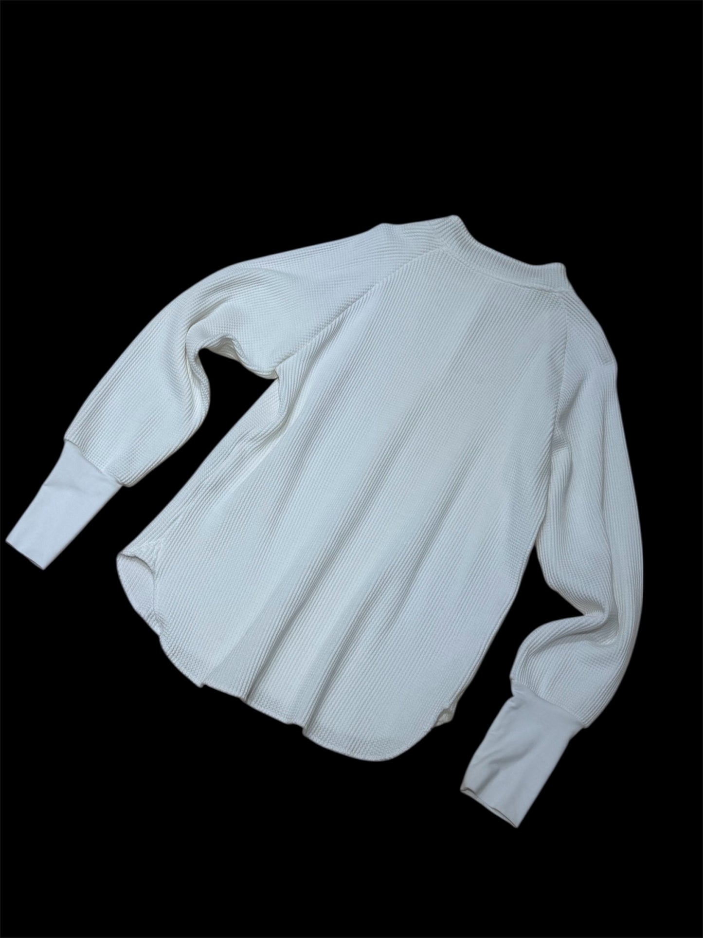 [louise] Hook thermal tops "A form that connects the room and the city"