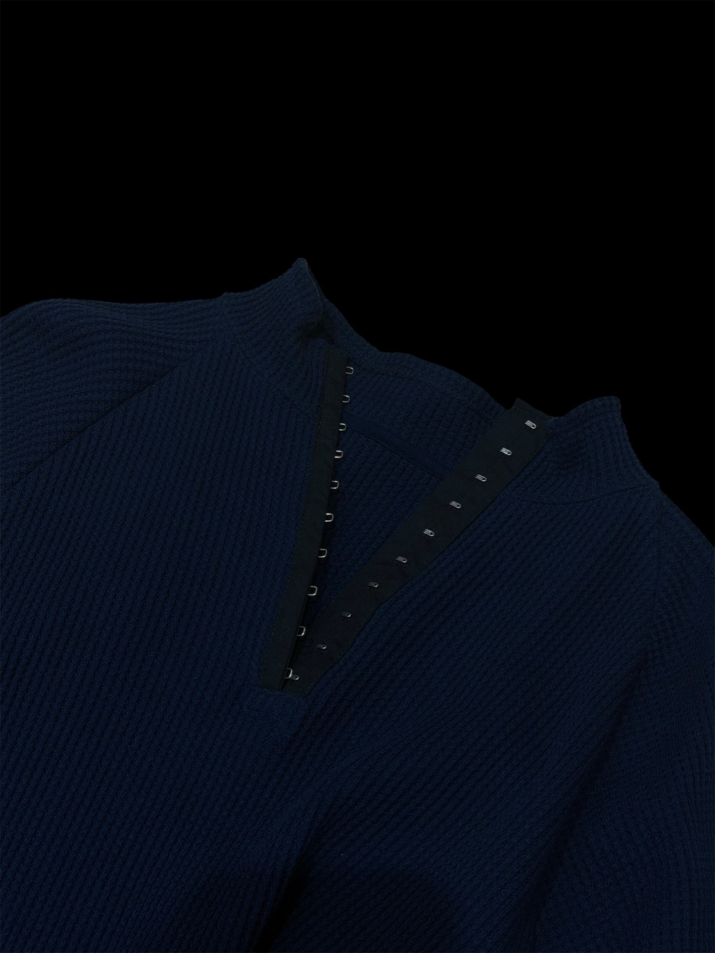 [louise] Hook thermal tops "A form that connects the room and the city"