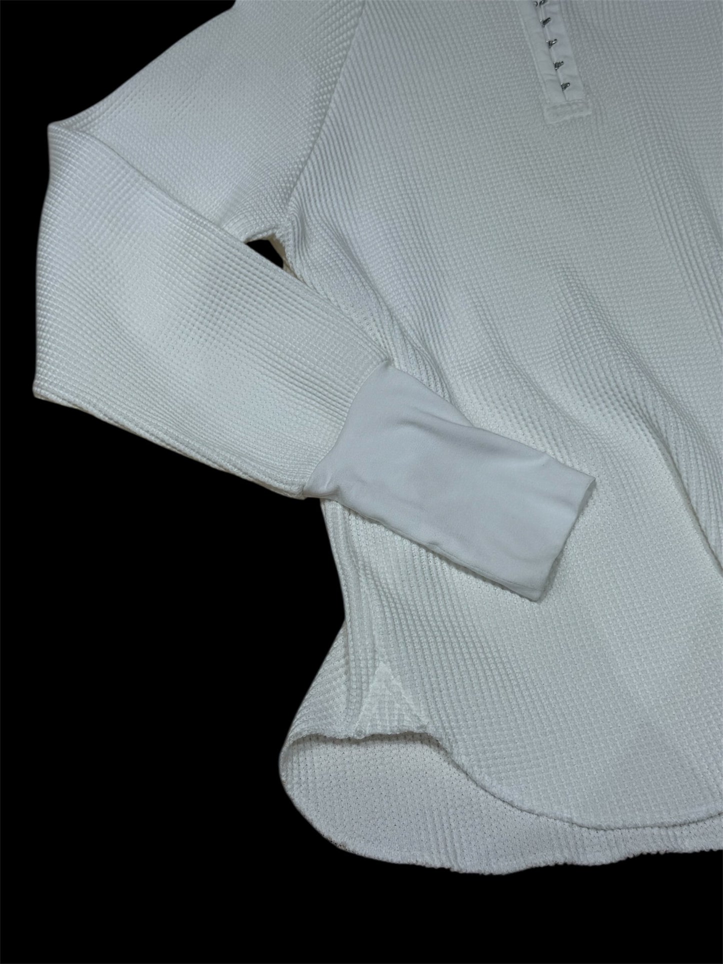 [louise] Hook thermal tops "A form that connects the room and the city"