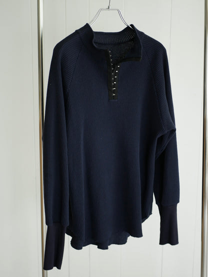 [louise] Hook thermal tops "A form that connects the room and the city"